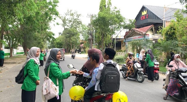 Himpunan Mahasiswa Psikologi Islam Gelar Kegiatan Berbagi Takjil untuk Pengguna Jalan