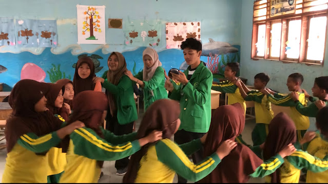 Kegiatan PKM 2025, Mahasiswa Psikologi Islam Pandu Siswa Bermain Permainan Rakyat