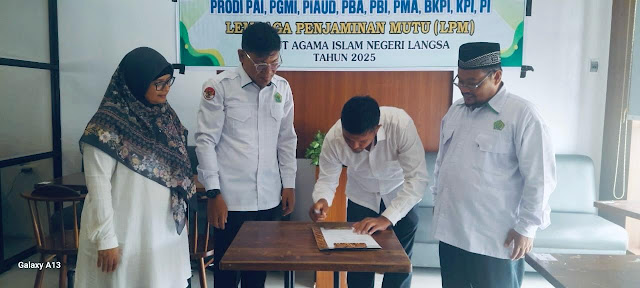 Lembaga Penjaminan Mutu Serahkan Hasil AMI Program Studi Psikologi Islam