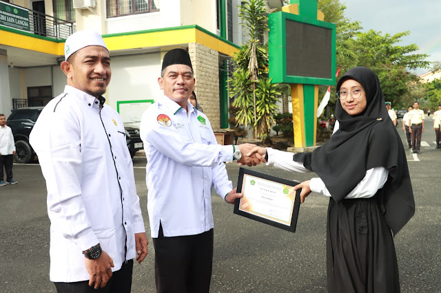 Raih Dua Prestasi Nasional, Rektor Beri Penghargaan Kepada Nurul Akmali